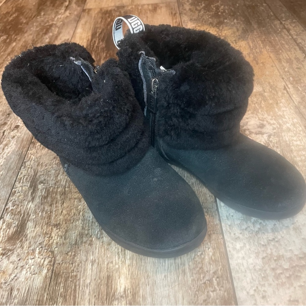 UGG Mini Quilted Fluff Size: 10